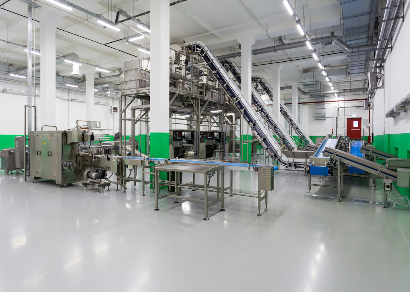 A modern, spotless food production hall